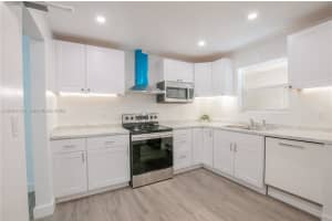 300 S Luna Ct 2 Hollywood, FL 33021 - MLS#A12001156