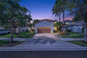 567 Live Oak Ln, Weston