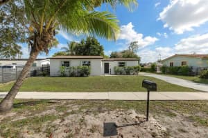 7970 Nw 176th St, Hialeah