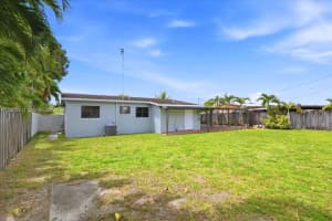 687 W 39th Pl, Hialeah