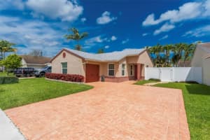 13721 Oak Ridge Dr, Davie