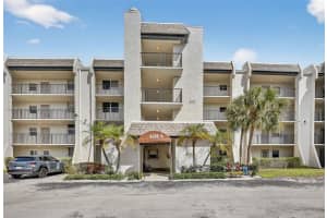9235 Lagoon Pl 404, Davie
