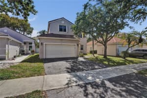 636 Sand Creek Cir, Weston
