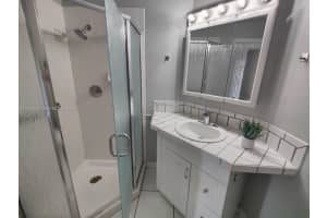 2668 Kings Lake 2668, Naples