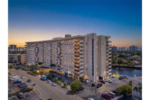 401 Golden Isles Dr 303, Hallandale Beach