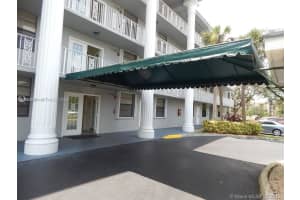 1701 Whitehall Dr 403, Davie