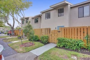 5084 S University Dr, Davie
