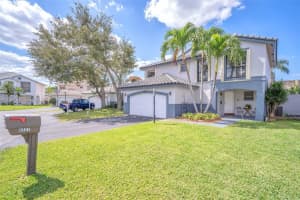 6221 Manchester Ln, Davie