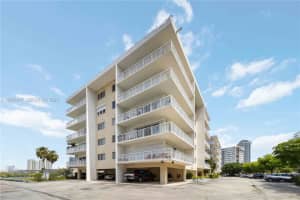 126 Golden Isles Dr 32a, Hallandale Beach