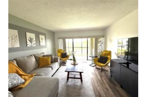 230 Lakeview Dr 307, Weston