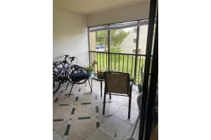 220 Lakeview Dr 203, Weston