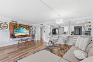 625 Oaks Dr 304, Pompano Beach
