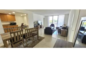 18011 Biscayne Blvd 402, Aventura