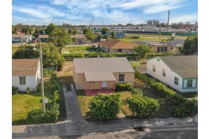 562 W 4th St, Riviera Beach, FL 33404, - MLS#A12006493