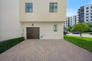 8387 Nw 43rd St, Doral