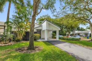 380 Fairway Cir 46, Weston