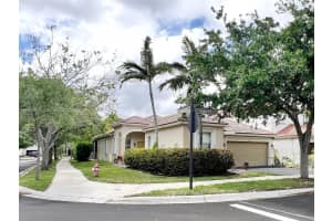 1901 Cedar Ct, Weston