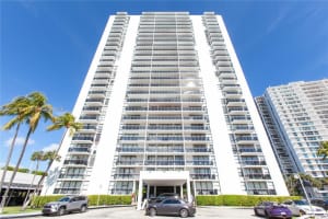 3675 N Country Club Dr 410, Aventura