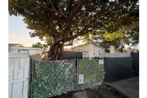 890 E 52nd St, Hialeah