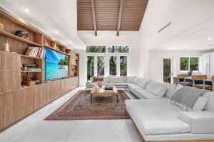 1933 S Oak Haven Cir, Miami