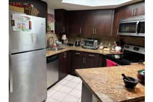 8225 Lake Dr 404, Doral