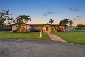 8005 Sw 106th St, Miami