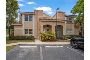 595 Racquet Club Rd 74-19, Weston