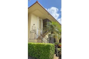 325 Lakeview Dr 202, Weston