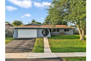 9511 Nw 8th St, Pembroke Pines