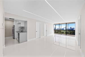 20379 W Country Club Dr 1938, Aventura