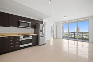 90 Sw 3rd St 1608, Miami