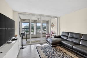 9330 Lagoon Pl APT 307, Davie, FL 33324, - MLS#A12013133