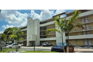 8870 Fontainebleau Blvd 304, Miami