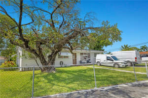 10370 SW 44th St, Miami, FL 33165, - MLS#A12013401
