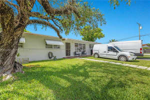 10370 SW 44th St, Miami, FL 33165, - MLS#A12013401