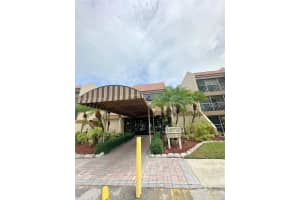 240 Lakeview Dr 212, Weston