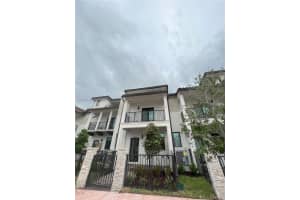 8324 Nw 43rd St, Doral