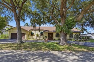 7200 N Oakmont Dr, Hialeah