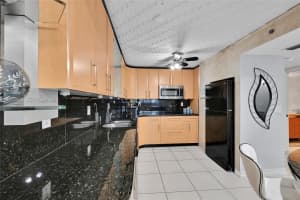 6039 Collins Ave APT 621, Miami Beach, FL 33140, - MLS#A12014560