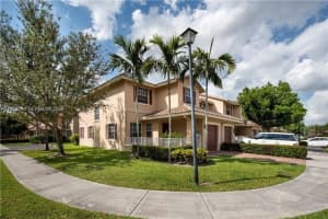3371 Lakeside Dr #27, Davie, FL 33328, - MLS#A12014799