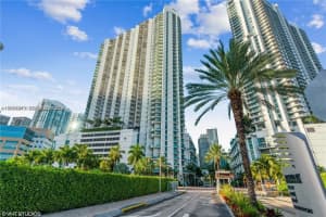 92 Sw 3rd St 1904, Miami