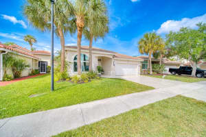 77 Gables Blvd, Weston