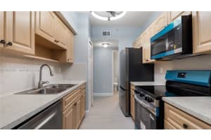 7085 Nova Dr 105, Davie