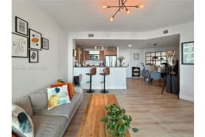 300 S Biscayne Blvd T-1705, Miami