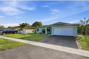 8271 Nw 68th Ter, Tamarac