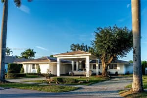 15761 Turnberry Dr, Miami Lakes