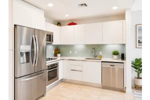 Avenue on Brickell, 1050 Brickell Ave APT 410, Miami, FL 33131, - MLS#A12019535