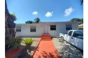 372 Ne 162nd St, Miami
