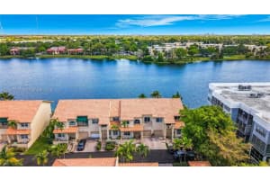 781 Ne 195th St, Miami