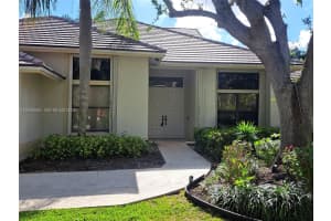 1087 Deerwood Ln, Weston